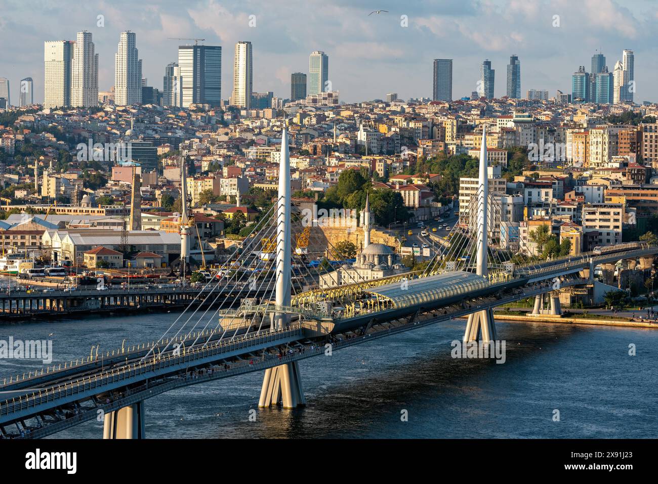 Halic u-Brücke und auf die Suleymaniye Moschee, Istanbul anzeigen Stockfoto