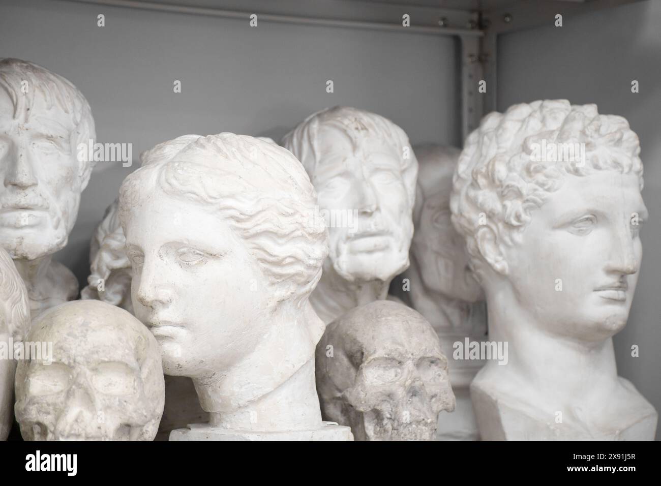 Viele Gipskopfmodelle für die künstlerische Zeichenausbildung. Kunstkonzept Stockfoto