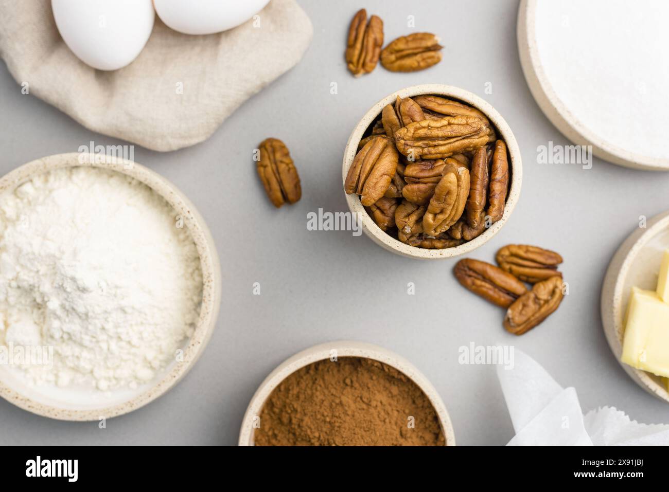 Brownie Rezept Zutaten und Küchenutensilien auf grauem Hintergrund, Draufsicht. Stockfoto