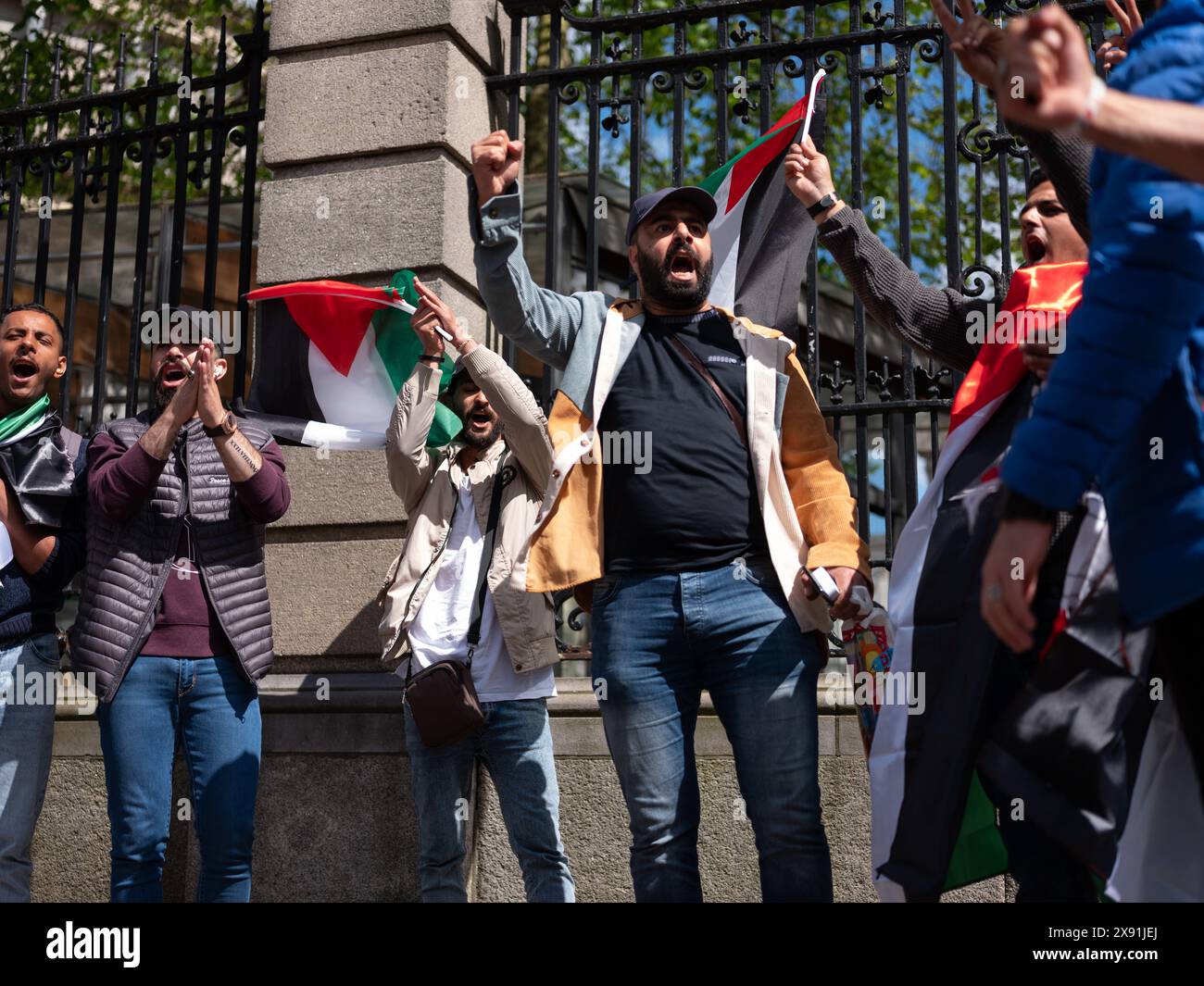 Pro-palästinensische Demonstranten vor dem Dáil Eireann in der Kildare Street in Dublin, als Irland den palästinensischen Staat offiziell anerkannte. Stockfoto