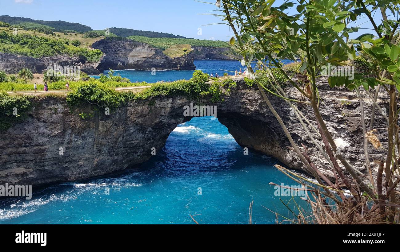 Schöne und klare aquamarinblauen Wasser in Broken Strand in Nusa Penida, Indonesien. Stockfoto