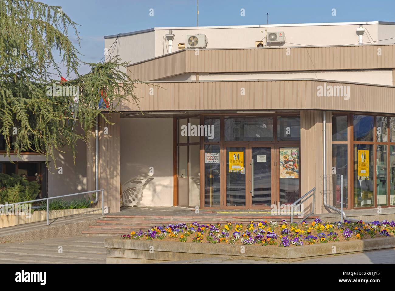 Kladovo, Serbien - 14. März 2024: Öffentliches Bibliothekszentrum für Kultur Galerie Veranstaltungen in der Dunavska Straße. Stockfoto