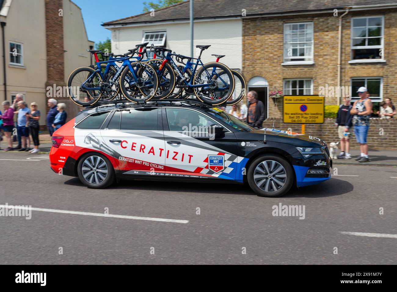 Das CERATIZIT WNT Pro Cycling Team unterstützt das Auto beim Ford RideLondon Classique Women's WorldTour Cycling Race Stage Two 2024 in Maldon, Essex, Großbritannien. Stockfoto