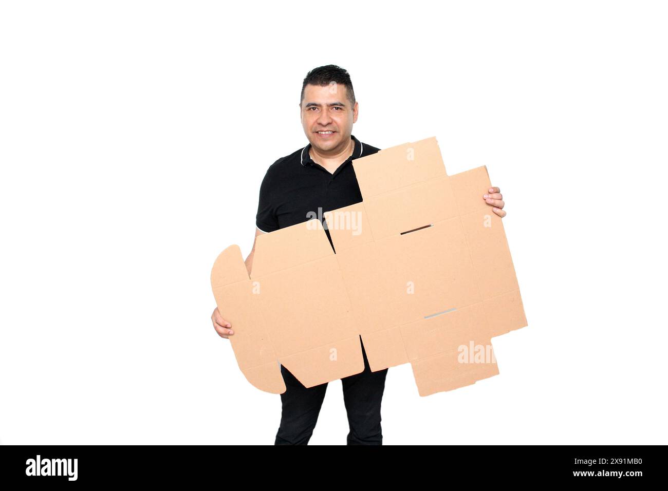 Ein Erwachsener Latino baut einen Karton nach den Anweisungen zusammen, um ihn zu erreichen Stockfoto