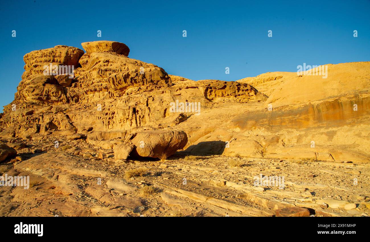 Wie eine Landschaft in der Wüste Wadi Rum, Jordanien, wurde dieser unwirkliche Ort für viele Science-Fiction-Filme genutzt Stockfoto