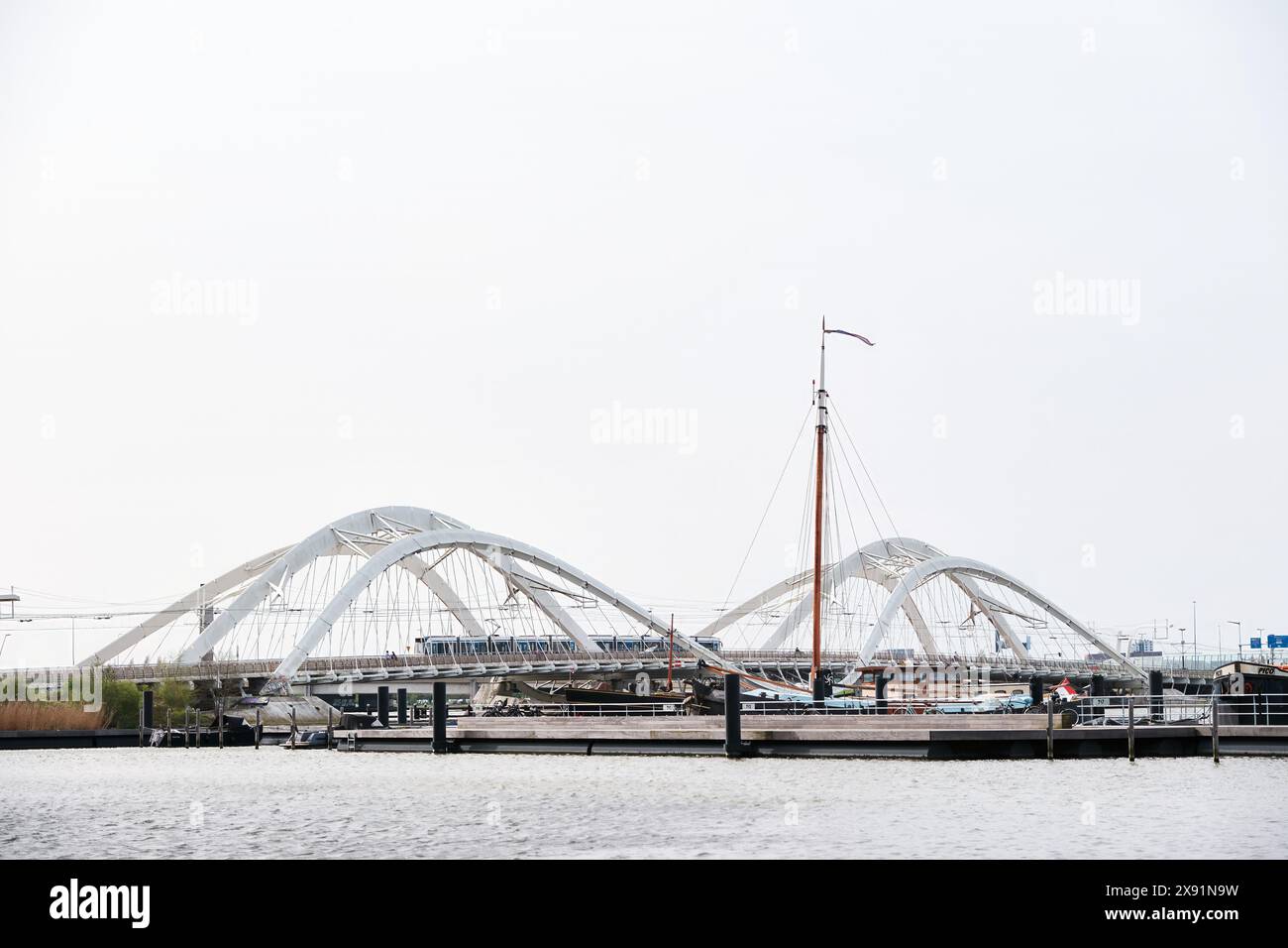 Niederlande, Amsterdam - 06. April 2024: Enneüs Heerma Bridge von Grimshaw Architects, IJburg Stockfoto