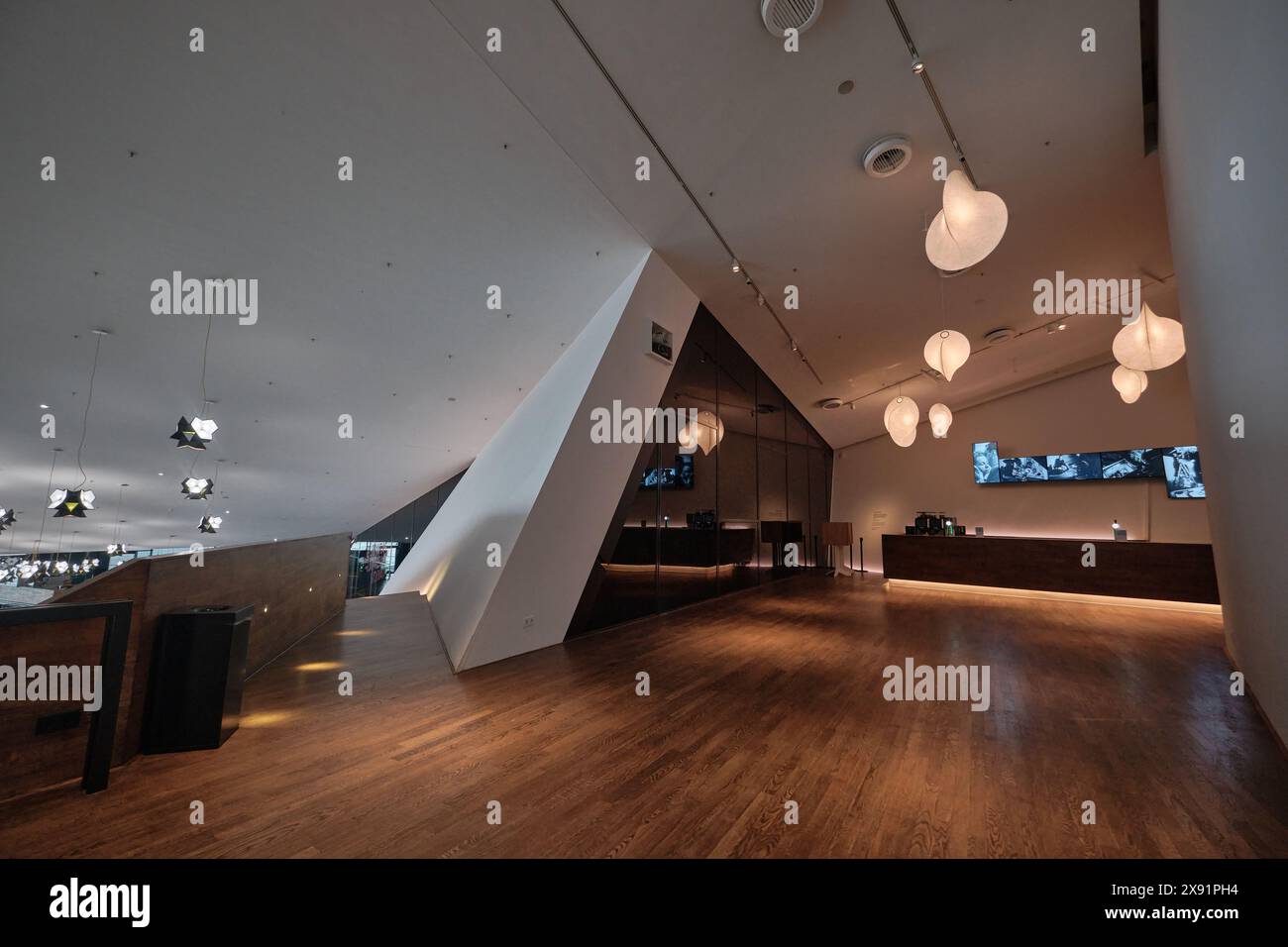 Niederlande, Amsterdam - 10. April 2024: Das Innere des EYE Film Institute wurde von Roman Delugan entworfen. Das Hotel befindet sich im Bezirk Overhoeks Stockfoto