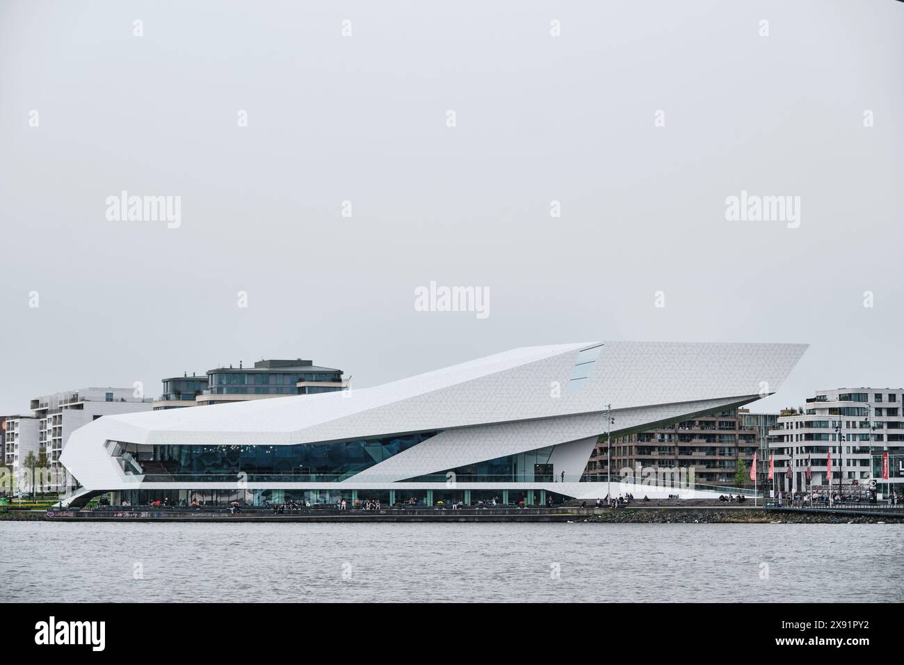 Niederlande, Amsterdam - 10. April 2024: Die futuristische Bauform des Eye Film Museum am Nordufer des Hafens Het Stockfoto