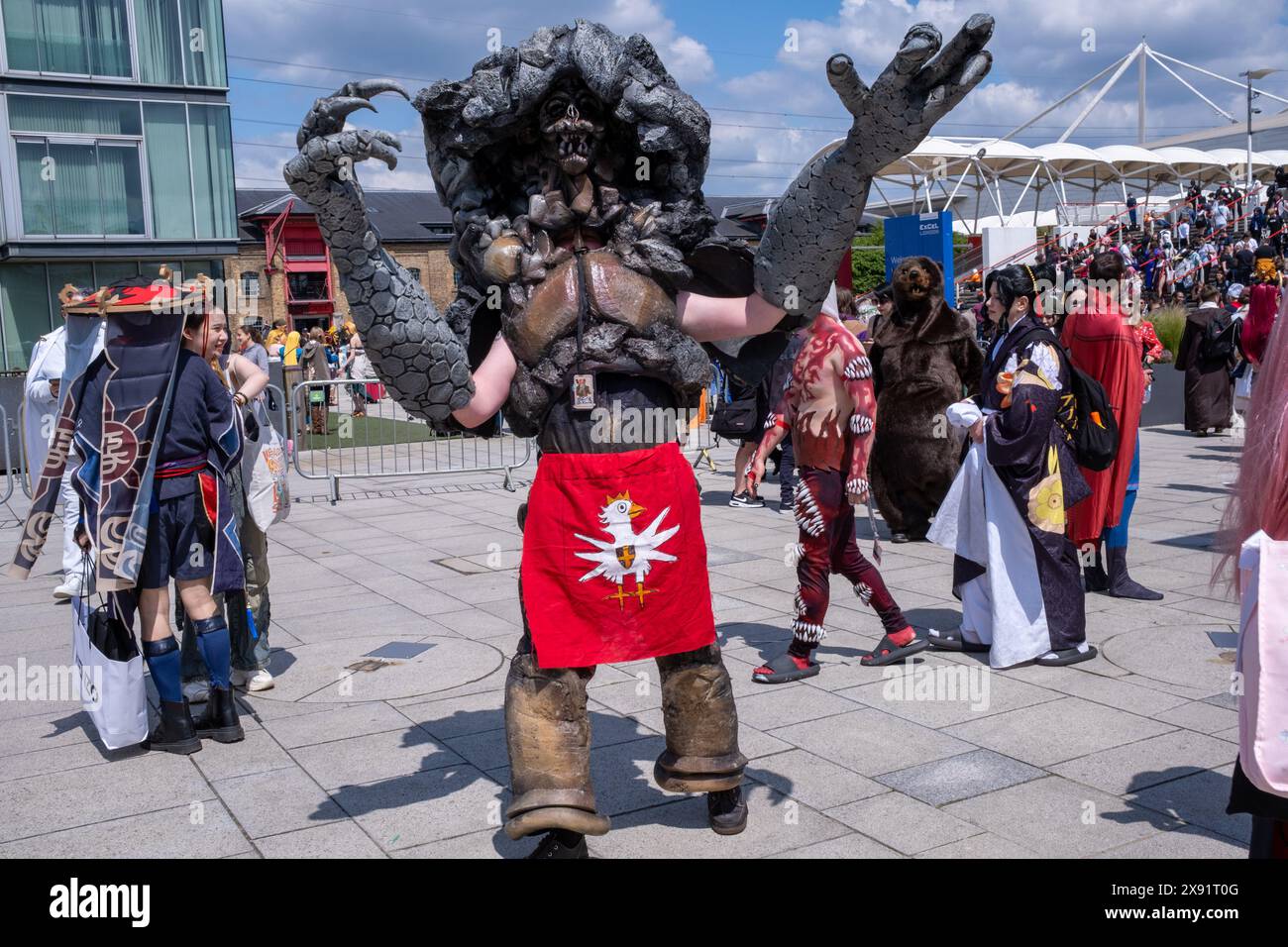 Ein Besucher des zweiten Tages der Comic Con London posiert vor dem Veranstaltungsort in Kostümen. Stockfoto