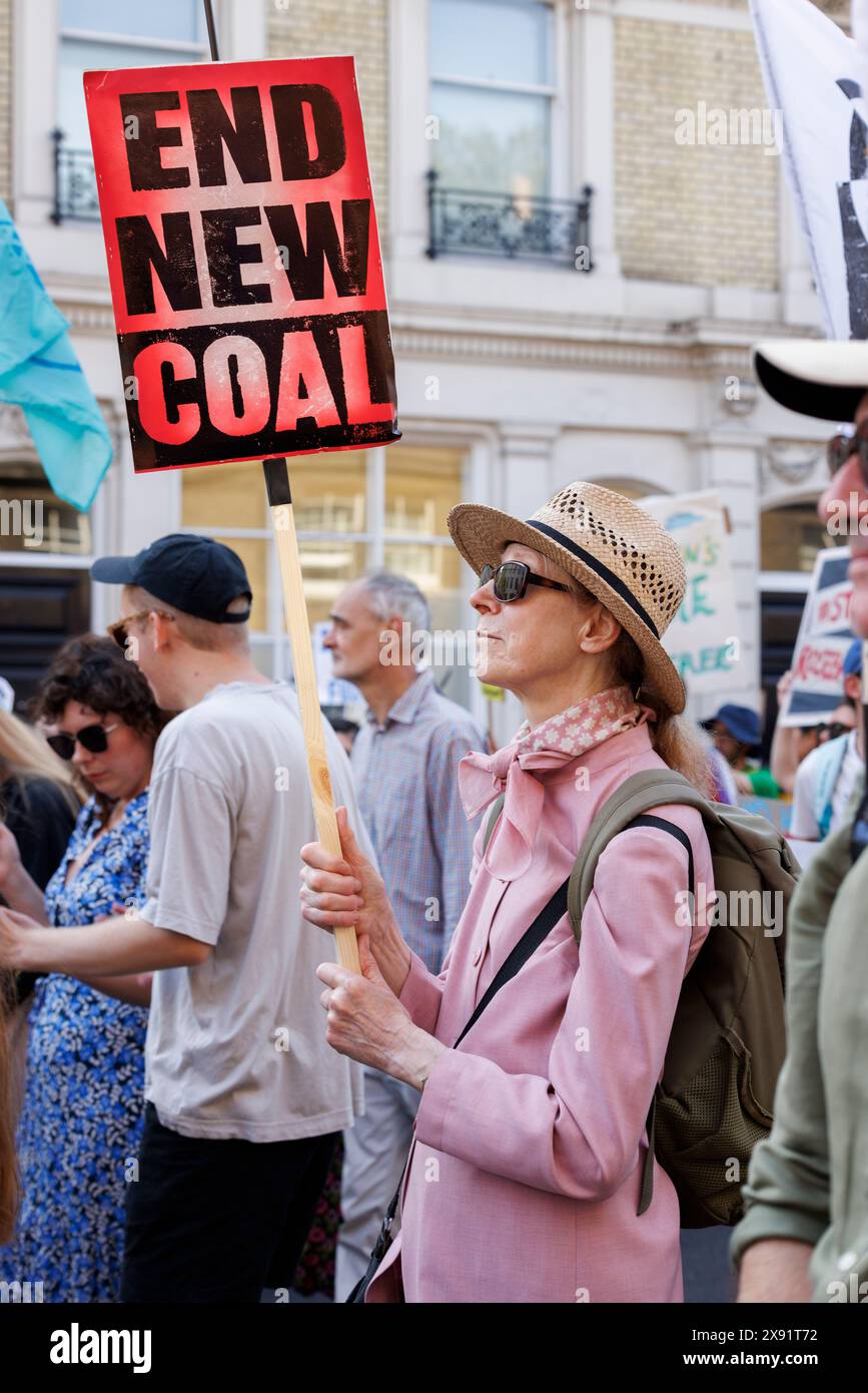 September 2023. Westminster, London, Großbritannien. März, um fossile Brennstoffe zu beenden. Demonstrant mit Plakat, auf dem steht: "Beenden Sie neue Kohle". Stockfoto