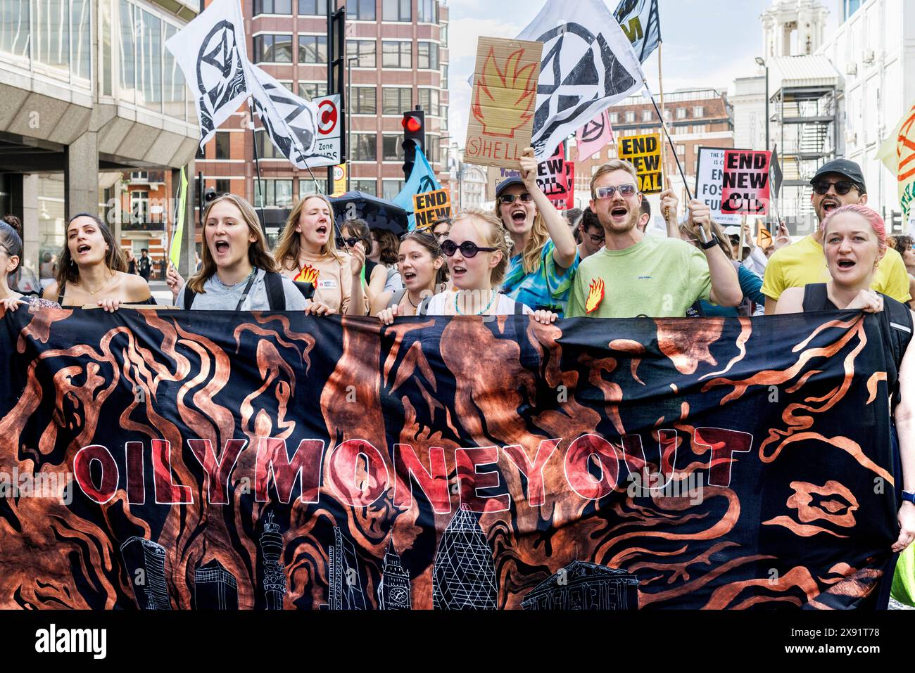 September 2023. Westminster, London, Großbritannien. März, um fossile Brennstoffe zu beenden. Banner „Öl aus“. Stockfoto