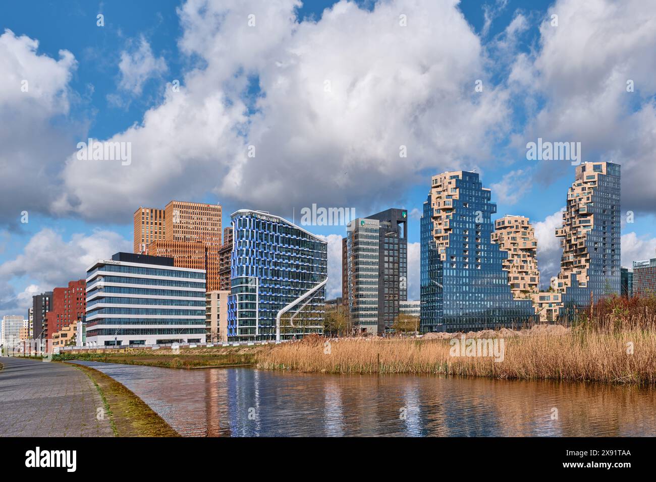 Niederlande, Amsterdam - 10. April 2024: Berühmte Wohntürme das Tal von Amsterdam und Blick auf die Skyline des Geschäftsviertels Zuidas Stockfoto