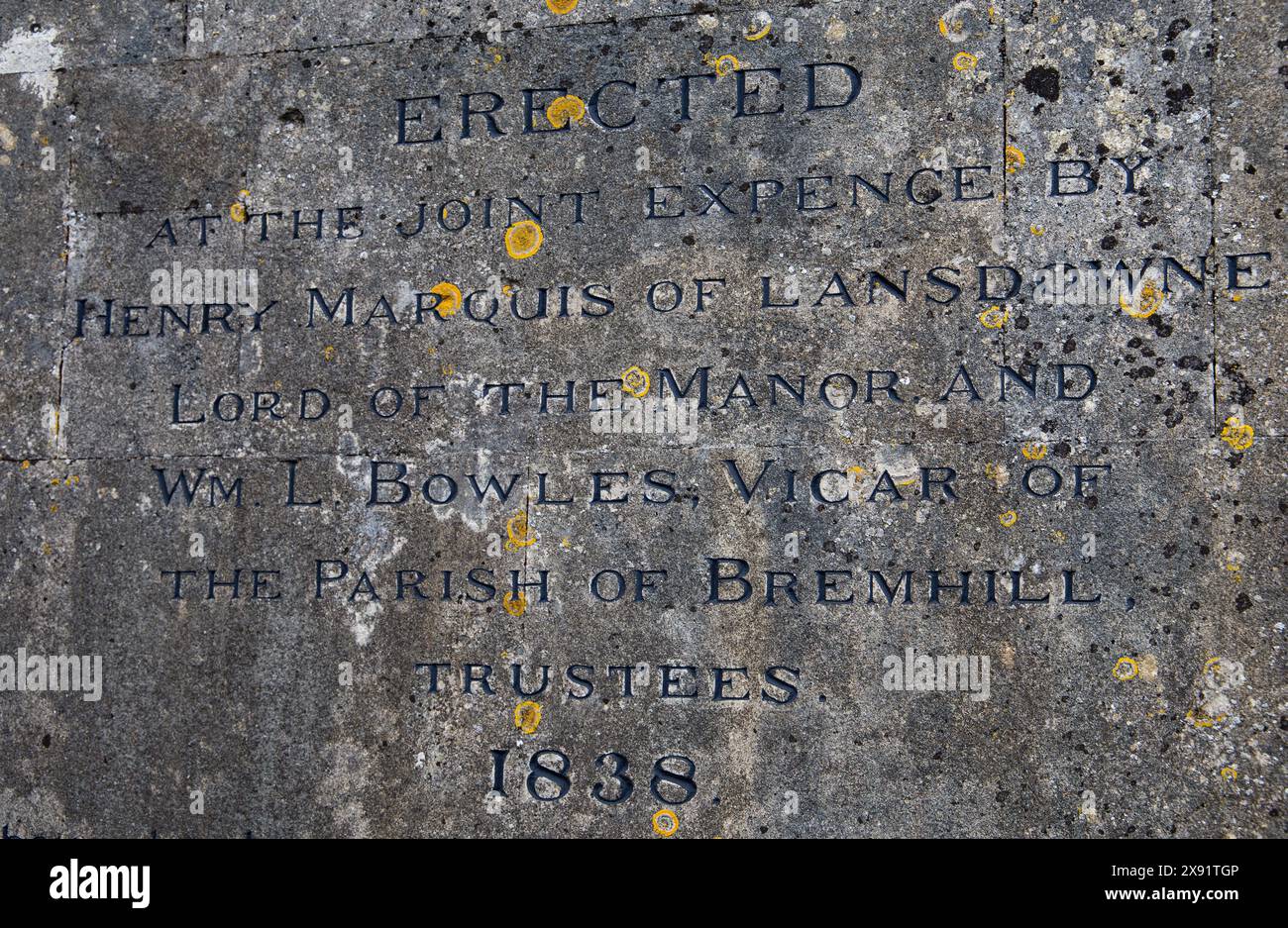Nahaufnahme einer alten Steintafel mit Inschriften, in der angegeben wird, wer das Denkmal für Maud Heath an gelben Flecken und natürlicher Abnutzung im Laufe der Jahre bezahlt hat. Stockfoto