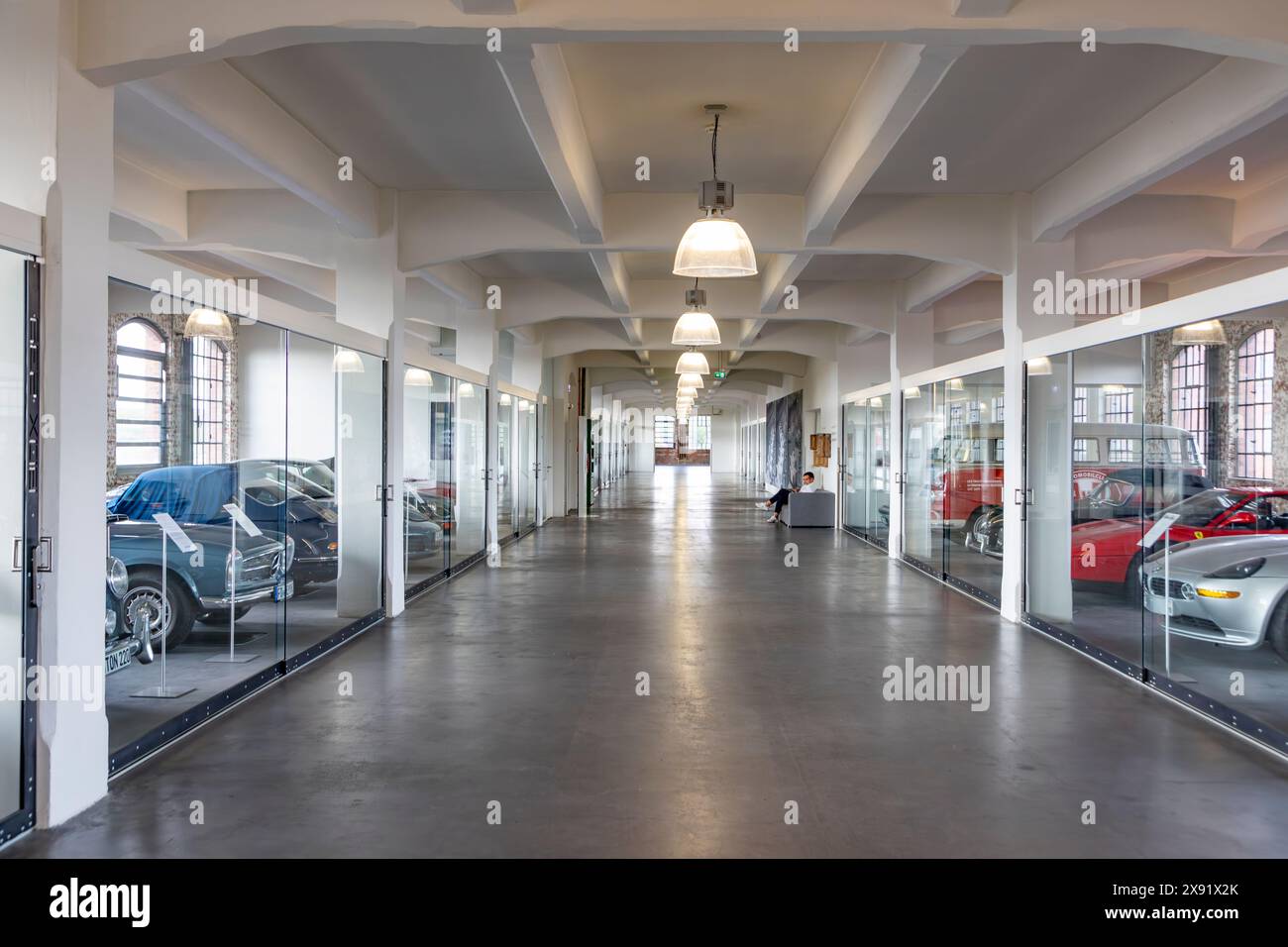 Frankfurt, Deutschland - 13. September 2023: Alte Sammler und Oldtimer in der Klassikstadt-Garage für wertvolle alte Oldtimer in Frankfurt. Sie o Stockfoto