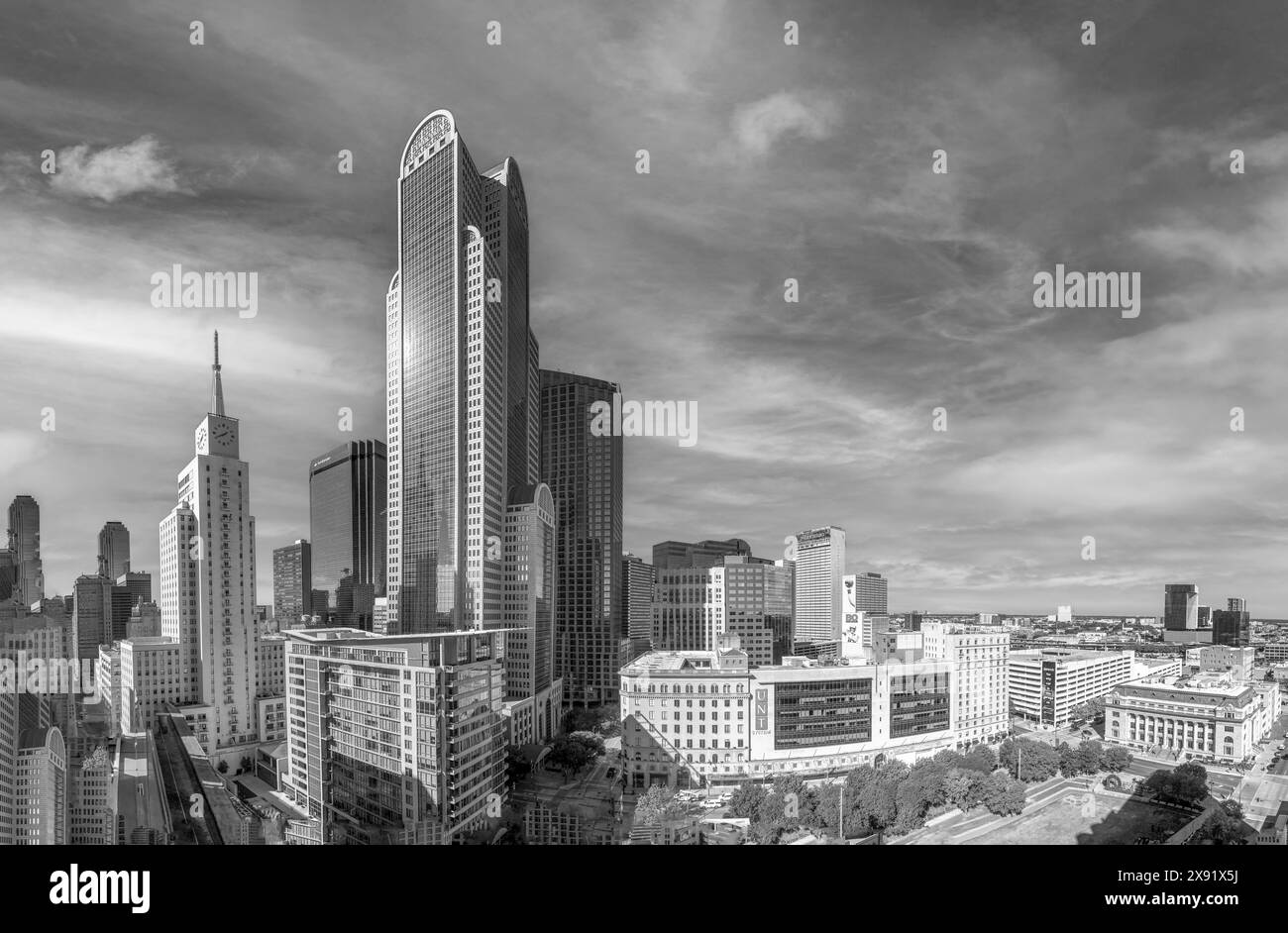 Dallas, USA - 6. November 2023: Panoramablick auf die Skyline von Dallas mit Swimmingpool im Vordergrund. Stockfoto