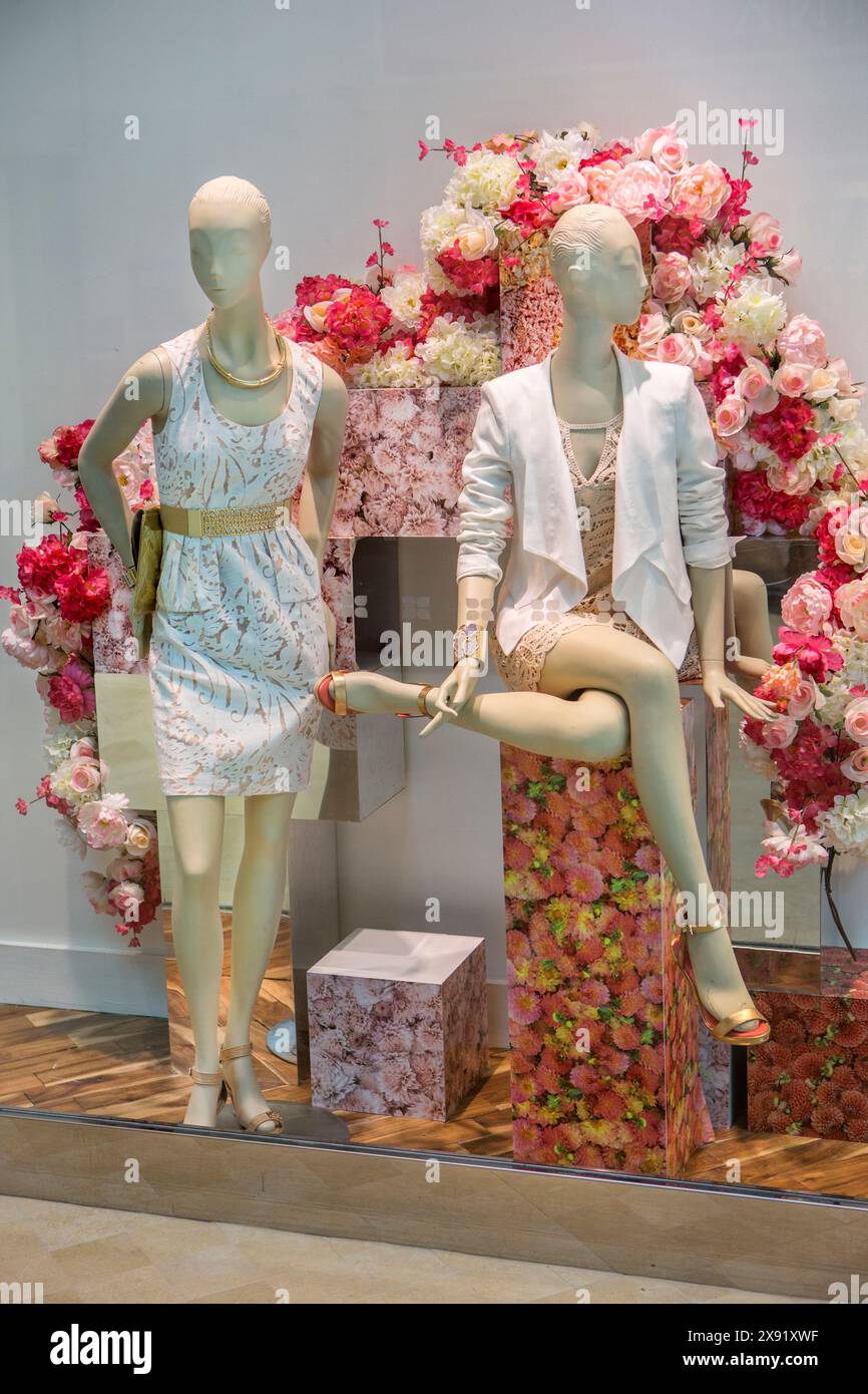Zwei weibliche Mannequins in einem Geschäft. Stockfoto