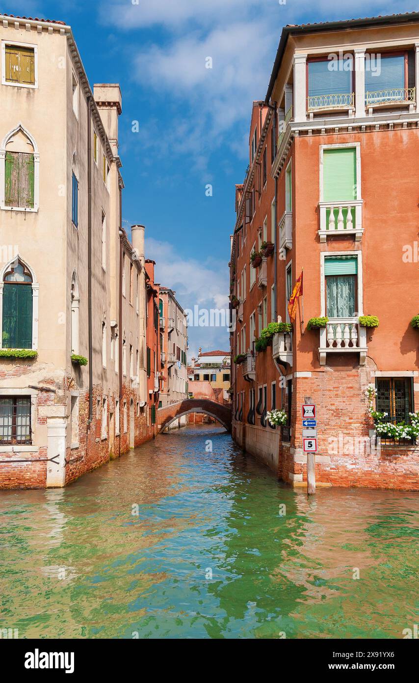 Blick auf Rio di San Marcuola vom Canal Grande, einem charakteristischen Kanal Venedigs im ruhigen Viertel Cannareggio Stockfoto