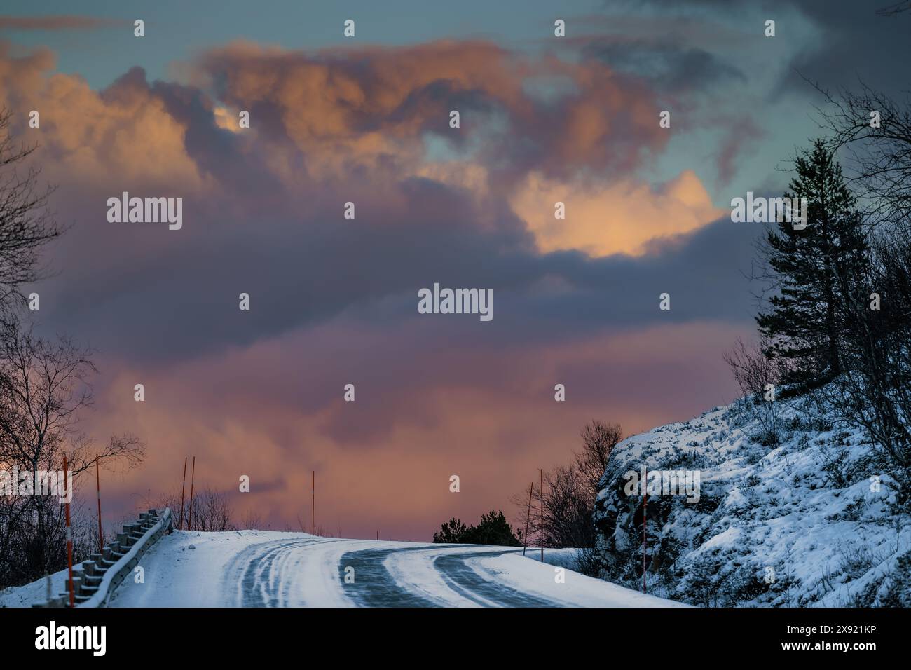 Umgebung von Tovik im frühen Abendlicht des Winteranfangs, Lofoten-Inseln, Nordnorwegen Stockfoto