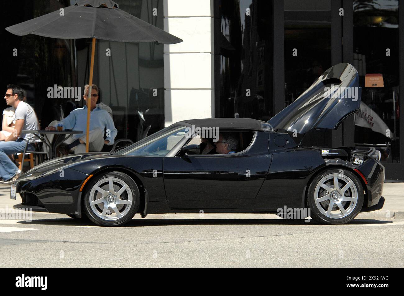 Santa Monica, Kalifornien, 05. April 2009.Dustin Hoffman präsentiert Push the Wrong Button für sein neues Tesla 100% Elektroauto. Stockfoto