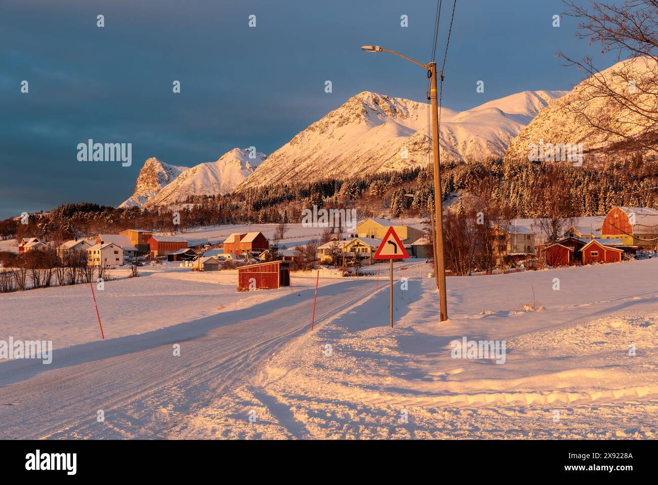 Das magische Licht des letzten Polartages in Lundenes, Lofoten, Nordnorwegen Stockfoto