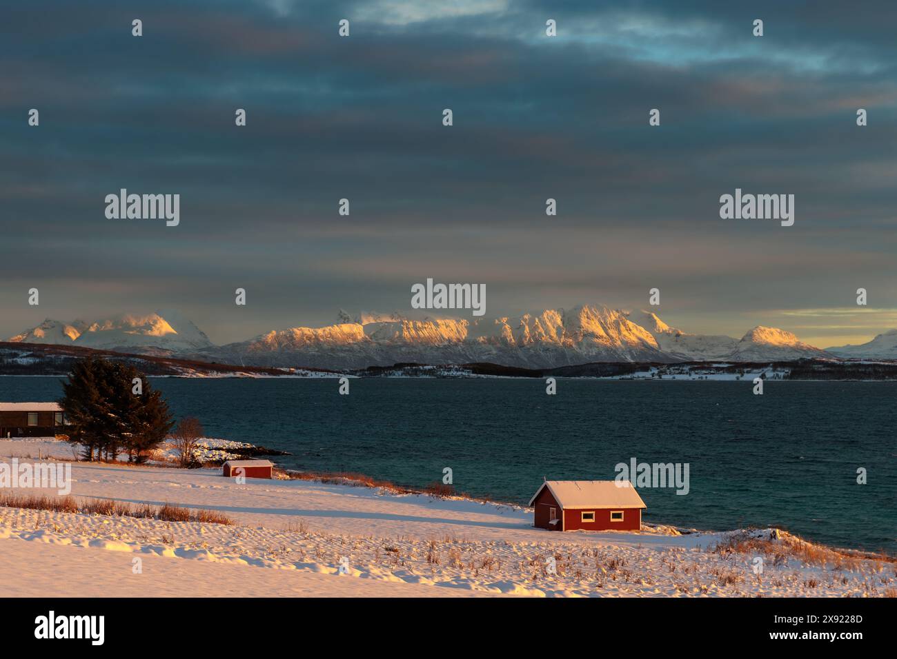 Das magische Licht des letzten Polartages in Lundenes, Lofoten, Nordnorwegen Stockfoto