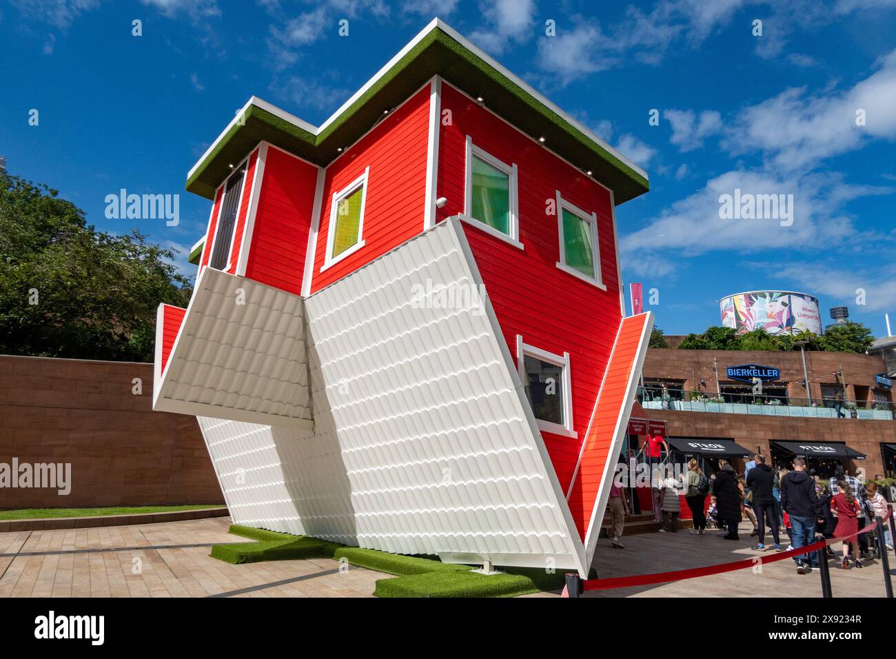 Upside Down House in Liverpool ONE Stockfoto