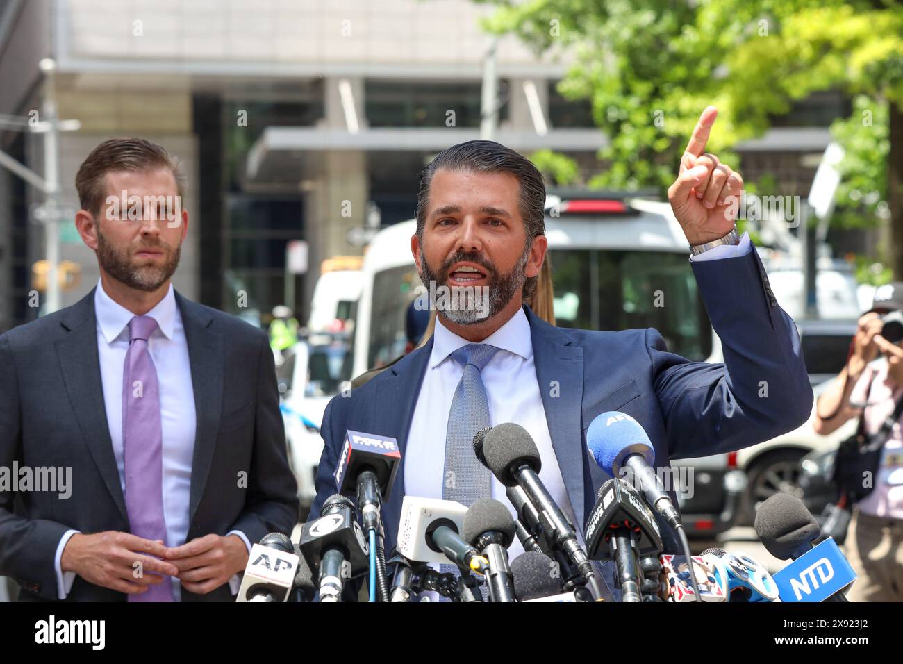 New York, Vereinigte Staaten . Mai 2024. Donald Trump Jr. spricht auf einer Pressekonferenz vor dem Manhattan Criminal Court mit seinem Bruder Eric an seiner Seite zur Verteidigung ihres Vaters und ehemaligen US-Präsidenten Donald Trump am 28. Mai 2024 in New York City. Die abschließenden Argumente beginnen mit dem Schweigegeldprozess des ehemaligen US-Präsidenten Trump. Der ehemalige Präsident steht 34 Verbrechensdelikten wegen Fälschung von Geschäftsunterlagen im ersten seiner Strafverfahren vor Gericht. Credit: Brazil Photo Press/Alamy Live News Stockfoto