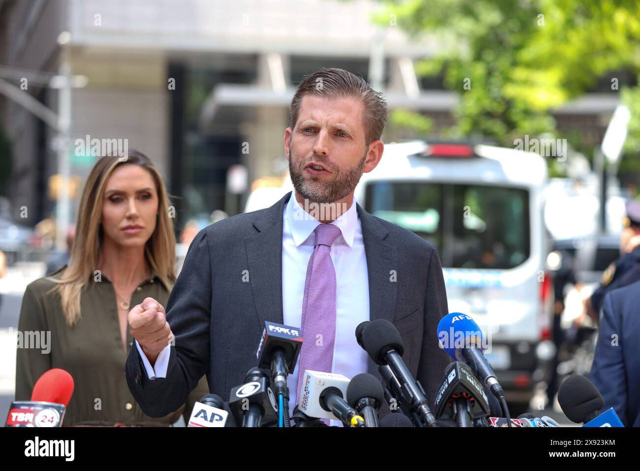 New York, Vereinigte Staaten . Mai 2024. Eric Trump spricht auf einer Pressekonferenz vor dem Manhattan Criminal Court mit seinem Bruder Donald Jr. zur Verteidigung ihres Vaters und ehemaligen US-Präsidenten Donald Trump am 28. Mai 2024 in New York City. Die abschließenden Argumente beginnen mit dem Schweigegeldprozess des ehemaligen US-Präsidenten Trump. Der ehemalige Präsident sieht sich 34 Straftaten wegen Fälschung von Geschäftsunterlagen im ersten seiner Strafverfahren gegenüber. Quelle: Brazil Photo Press/Alamy Live News Stockfoto