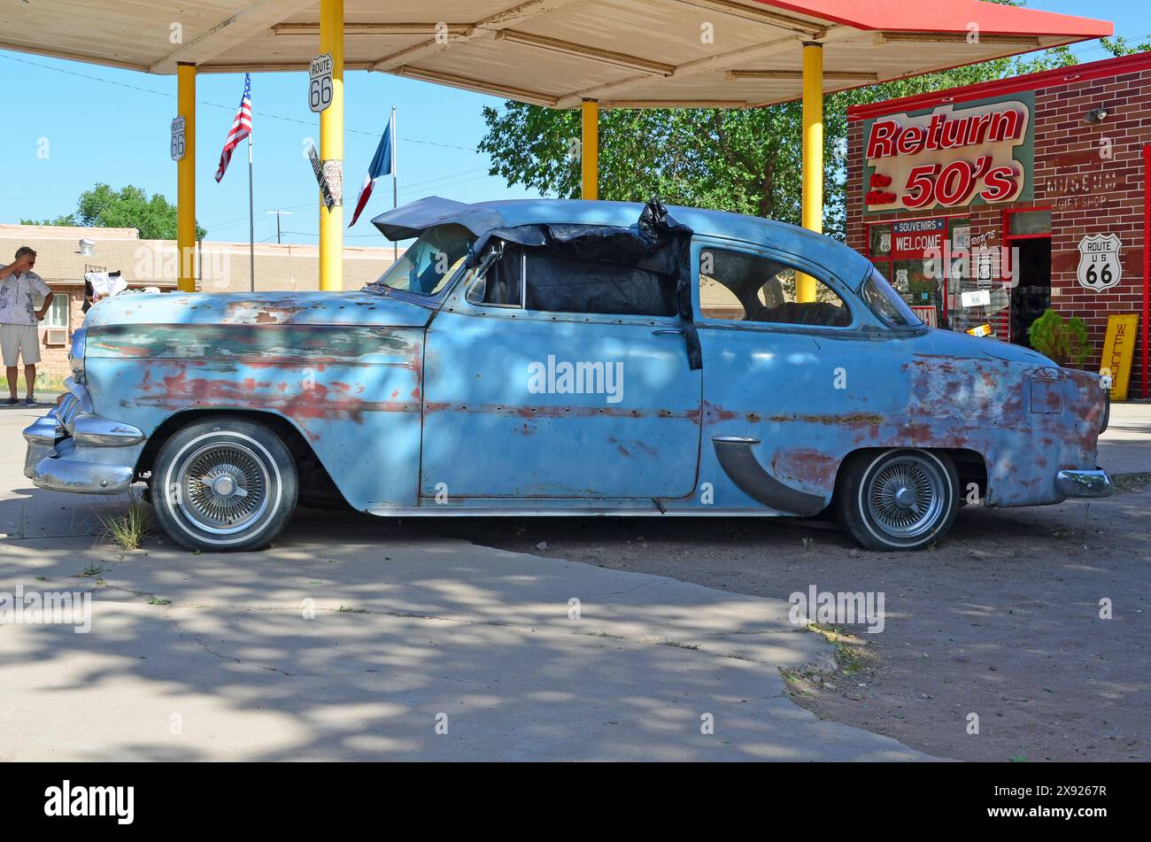 Light Blue Chevy Car bei der Rückfahrt zur Tankstelle der 50er Jahre an der Route 66, Seligman, Arizona, USA Stockfoto