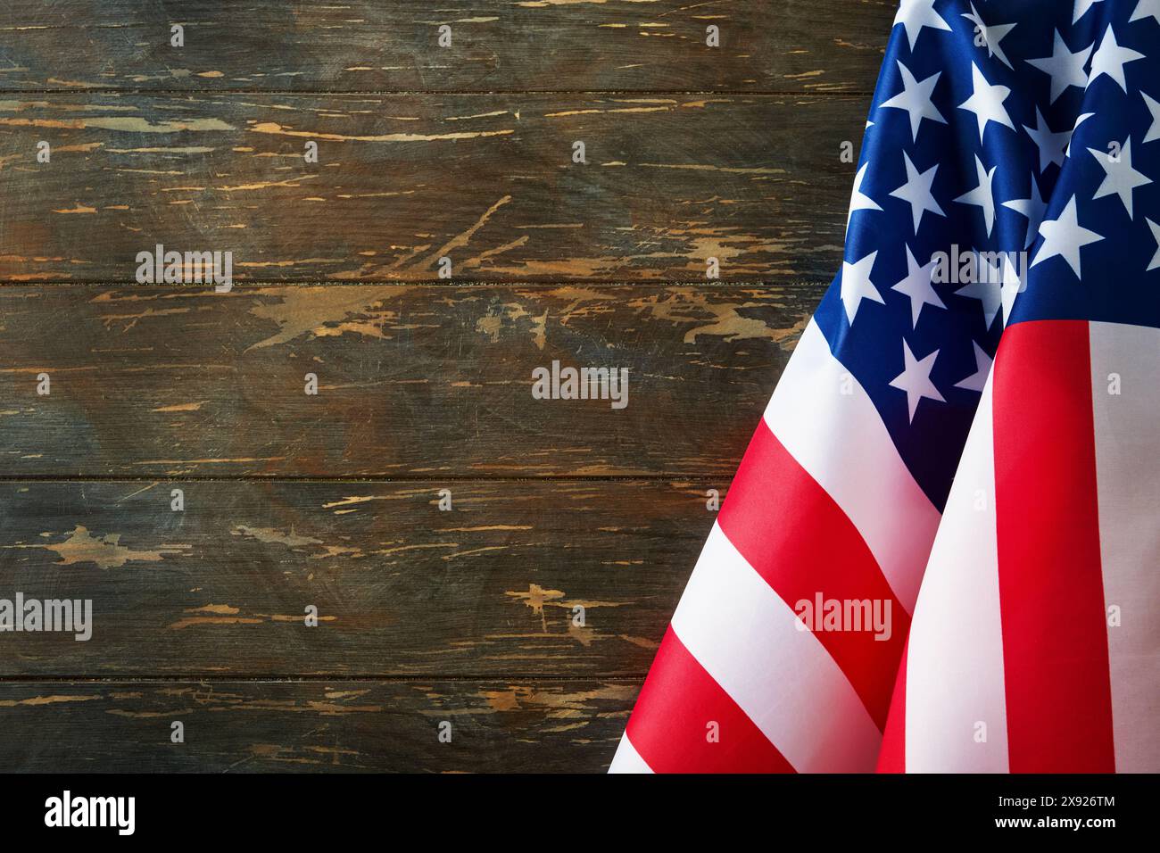 Hintergrund: 4. Juli. Leerer alter Holztisch mit amerikanischer US-Flagge. Tag Der Nationalen Flagge. Happy Labor, Independence oder Presidents Day. Amerikanisch Stockfoto