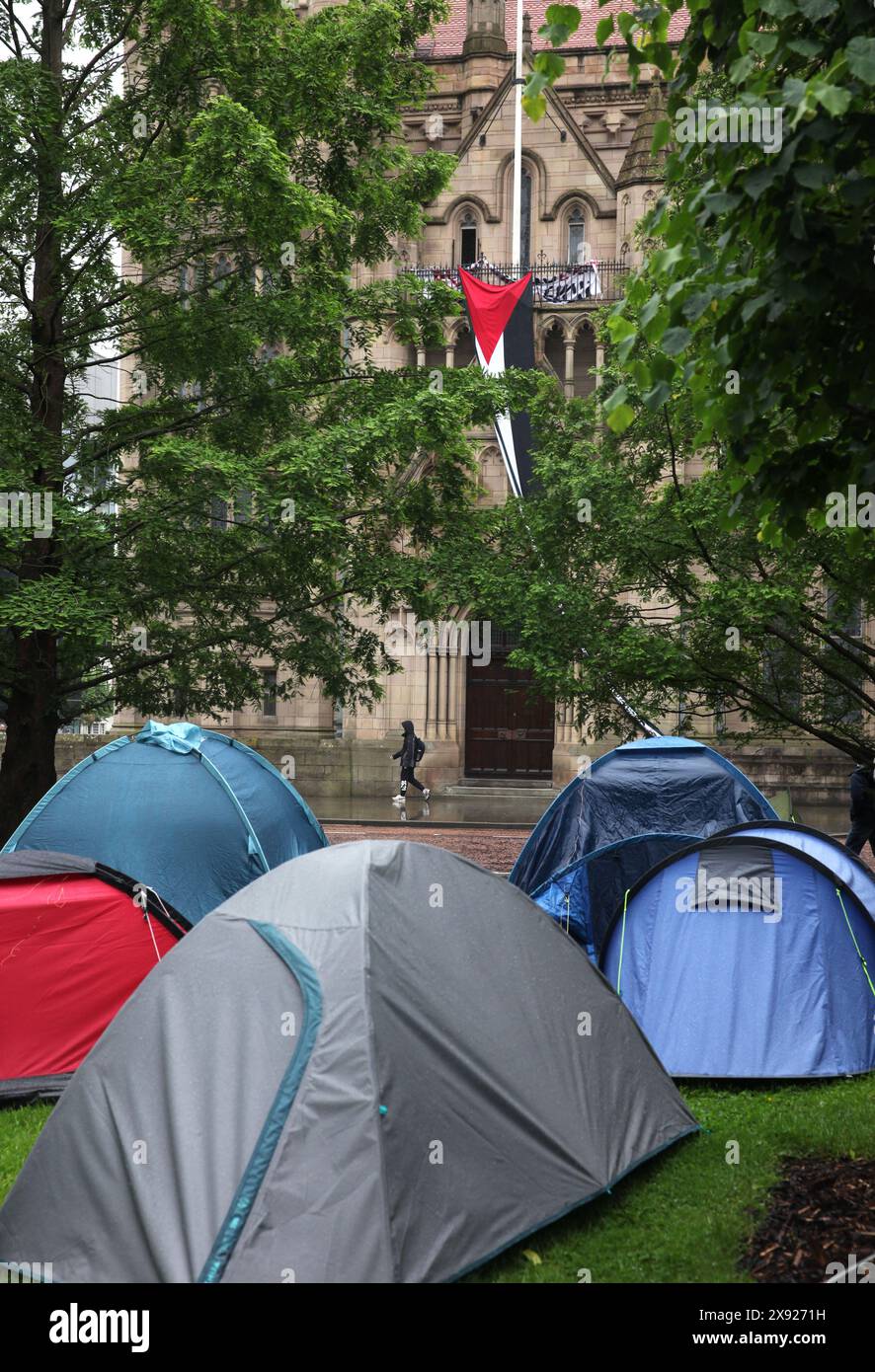 Ein Zeltlager befindet sich gegenüber dem Whitworth Building auf dem Gelände der University of Manchester (UOM) während eines Protestes. Studenten und Unterstützer besetzen den Brunswick Park, der heute von ihnen in Dr Adnan Al-Bursh Park und Whitworth Hall an der Manchester University umbenannt wurde. Demonstranten fordern, dass die Universität aufhört, Israel zu bewaffnen und ihre Mittäterschaft am Völkermord zu beenden. Sie bestehen darauf, dass die Universität ihre Partnerschaft mit dem Rüstungshersteller BAE Systems beendet, ihre Beziehungen zu den Universitäten Tel Aviv und Hebräisch in Israel beendet und eine Politik verfolgt, die sicherstellt, dass alle Forschungsarbeiten ethisch sind und nicht zum ARM beitragen Stockfoto