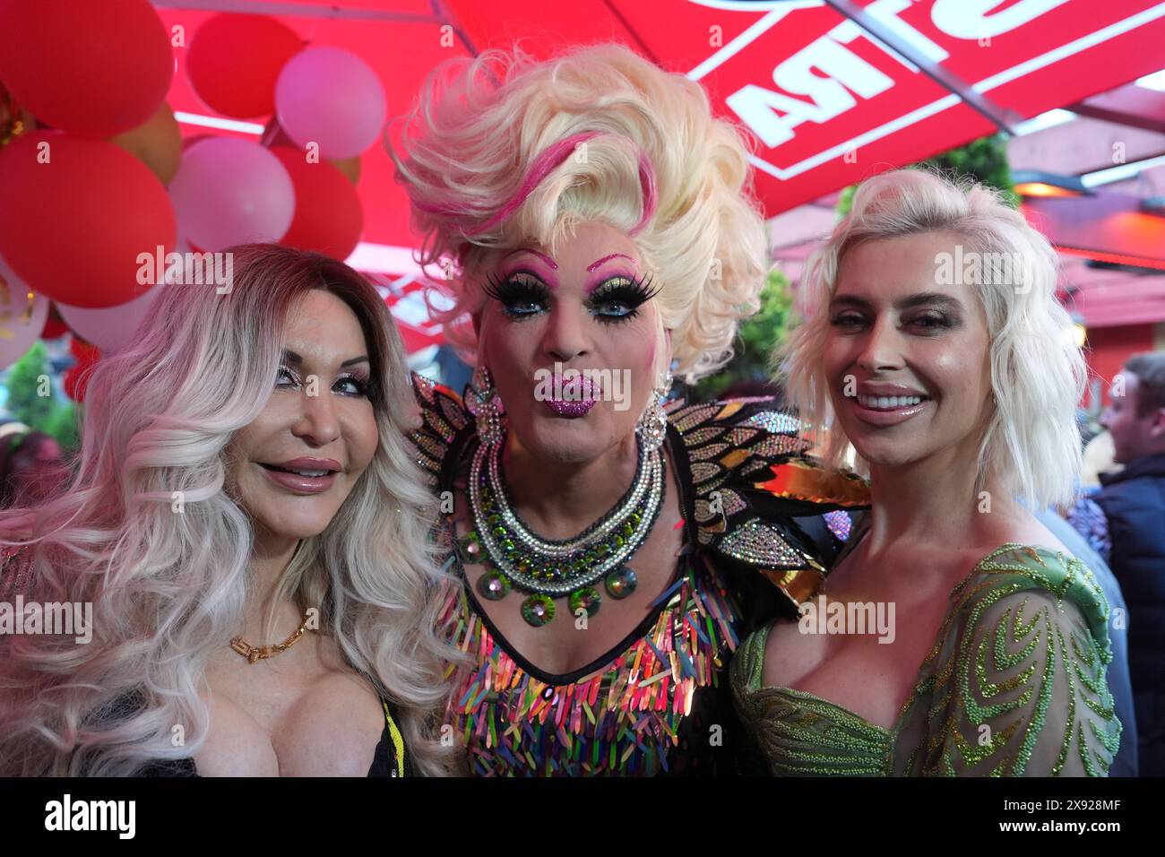 Hamburg, Deutschland. Mai 2024. Drag Queen Olivia Jones (M), Dolly Buster (l) und Verena Kerth stehen bei der „Olivia Jones Summer Party 2024“ und dem fünften Jubiläum von „The Bunny Burlesque St Pauli“ in der Großen Freiheit unweit der Reeperbahn zusammen. Quelle: Marcus Brandt/dpa/Alamy Live News Stockfoto