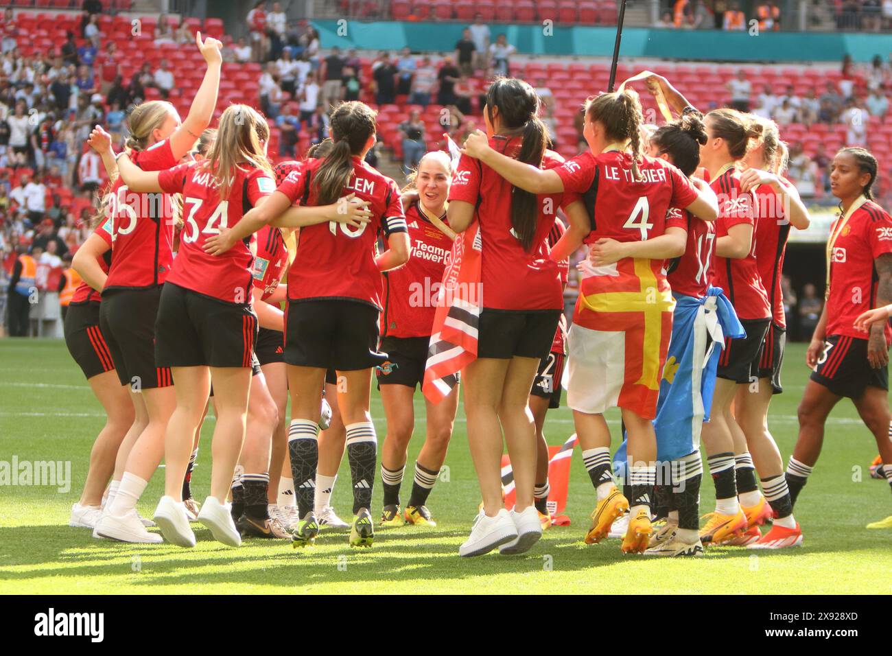 Man United feiert den Sieg im Finale des Adobe FA Women's Cup, Manchester United Women gegen Tottenham Hotspur Women Wembley Stadium London UK 12. Mai 2024 Stockfoto