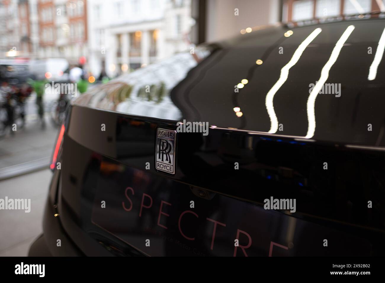 Teil der britischen schwarzen Luxuslimousine Rolls-Royce Phantom VIII mit Logo, Werbeschild, hergestellter Automobilhersteller Rolls-Royce Motor Cars Stockfoto