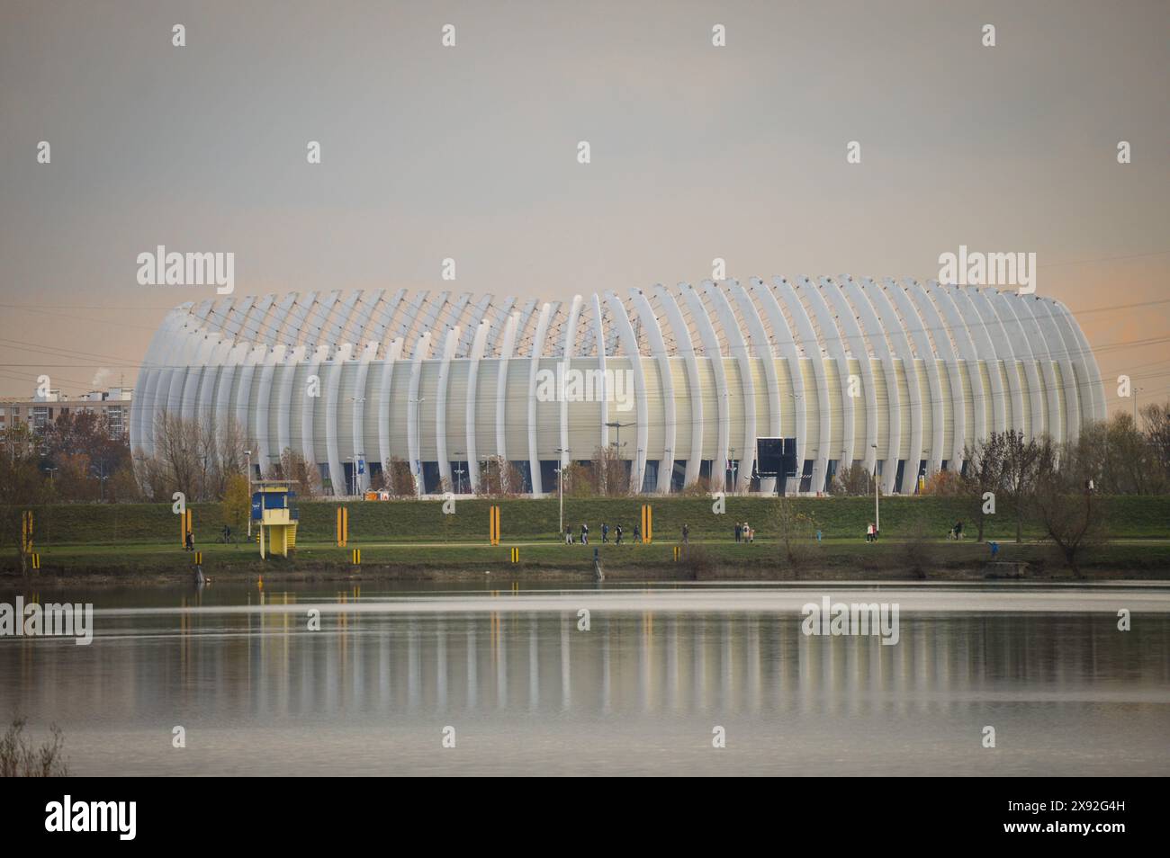 Arena Zagreb, größte Sporthalle Kroatiens, fotografiert vom Jarun-See Stockfoto