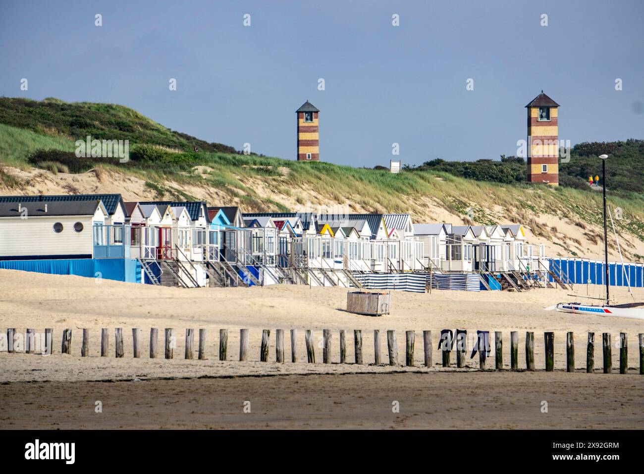 Strandhütten, Nordseeküste in Zeeland, genannt Zeeland Riviera, Mole, aus Holzpfählen, in der Nähe von Dishoek, Gemeinde Veere, Leuchttürme Lighth Stockfoto