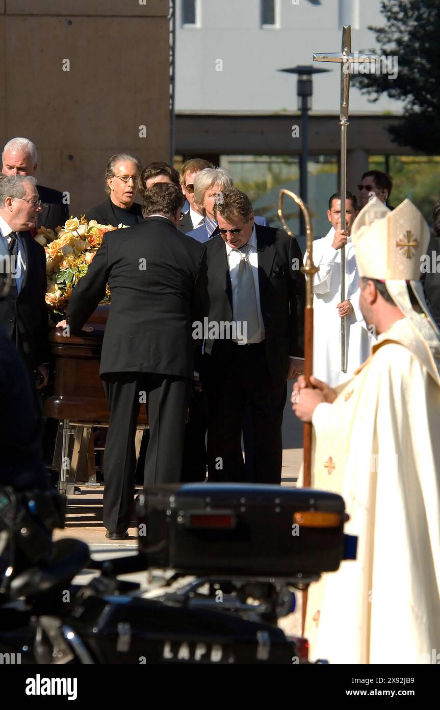 LOS ANGELES C das Leben von Charlie's Angels Star Farrah Fawcett wird bei einer privaten Beerdigung in der Kathedrale unserer Lieben Frau von den Engeln i gefeiert Stockfoto