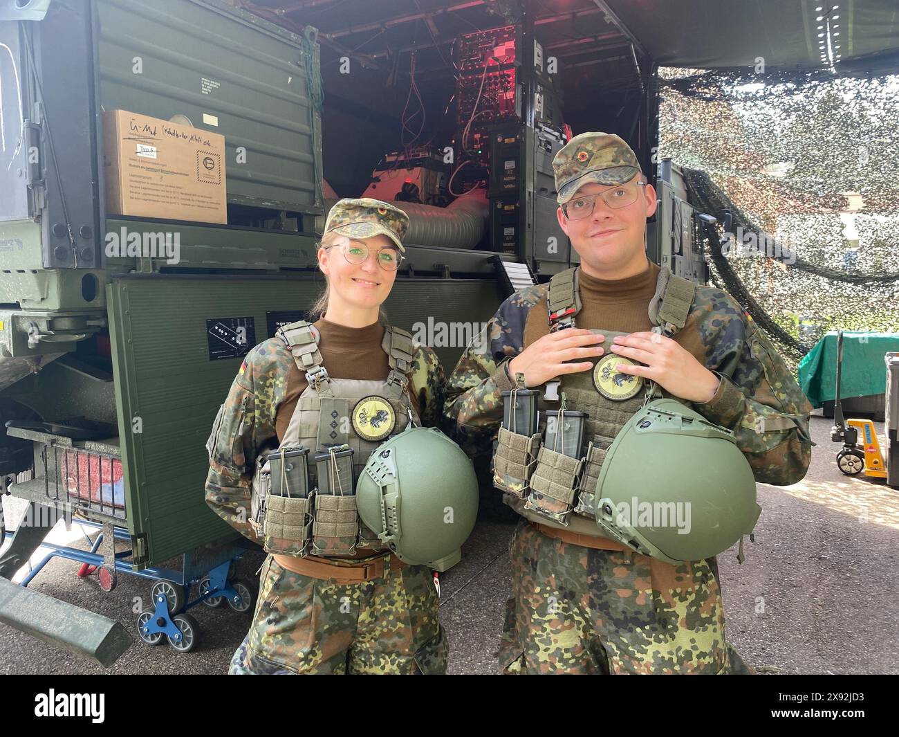 Nemecine, Litauen. Mai 2024. Zwei deutsche Soldaten stehen vor den mobilen, einsatzfähigen und netzwerkfähigen IT-Systemen der Bundeswehr. Quelle: Alexander Welscher/dpa/Alamy Live News Stockfoto
