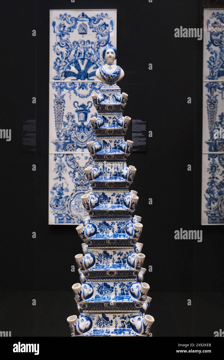 Niederlande, Amsterdam - 10. April 2024: Delftware in orientalisch-blauen Motiven im Rijksmuseum. Exquisite europäische Keramik aus dem 17. Jahrhundert Stockfoto