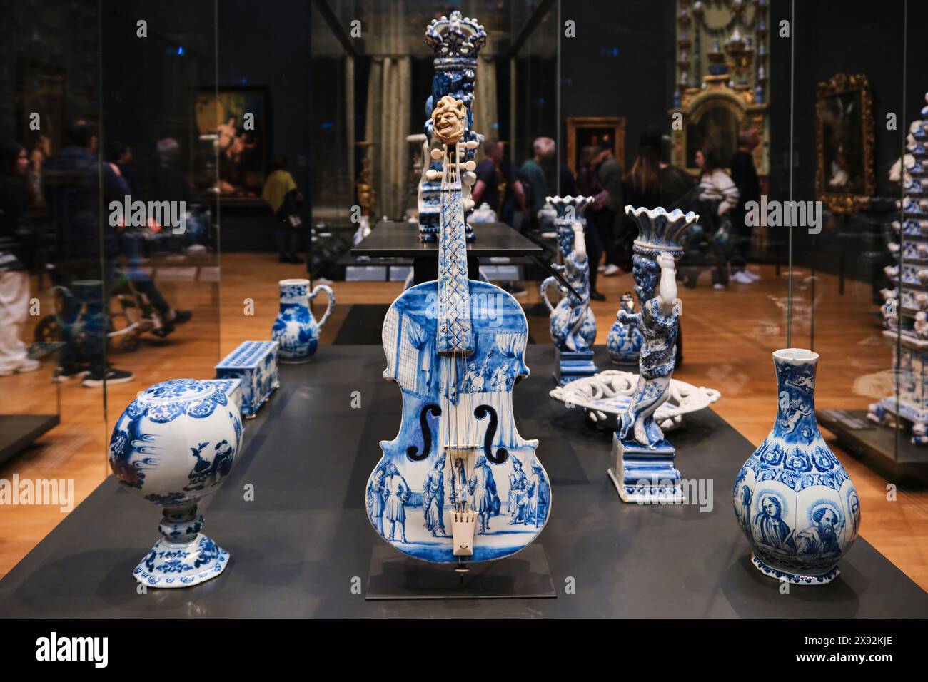 Niederlande, Amsterdam - 10. April 2024: Delftware in orientalisch-blauen Motiven im Rijksmuseum. Exquisite europäische Keramik aus dem 17. Jahrhundert Stockfoto