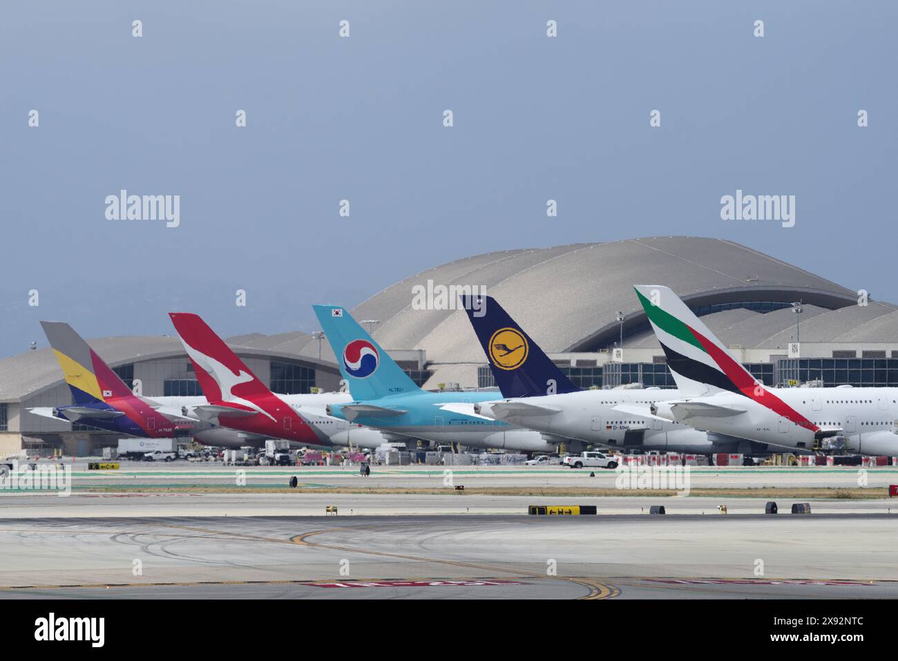 Fünf Airbus A380-Reihen am Gate am Bradley Terminal in LAX, Los Angeles International Airport. Stockfoto