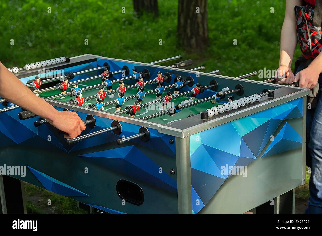 Männer spielen Tischfußball im Freien. - Sport Stockfoto