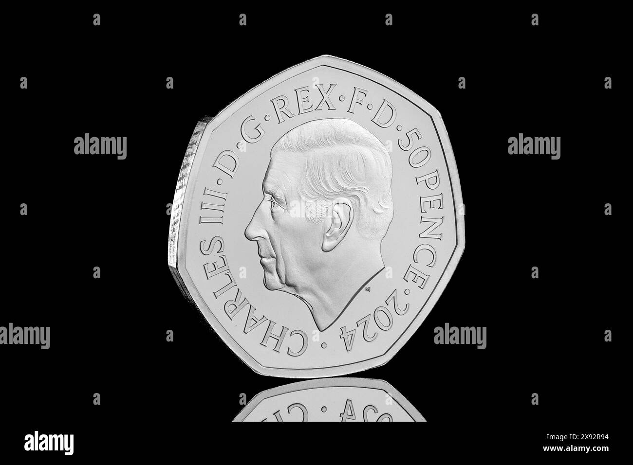 2024 50 Pence mit König Charles III. Die Rückseite zeigt D-Day Landings vom 6. Juni 1944 und wurde zum 80. Jahrestag veröffentlicht Stockfoto