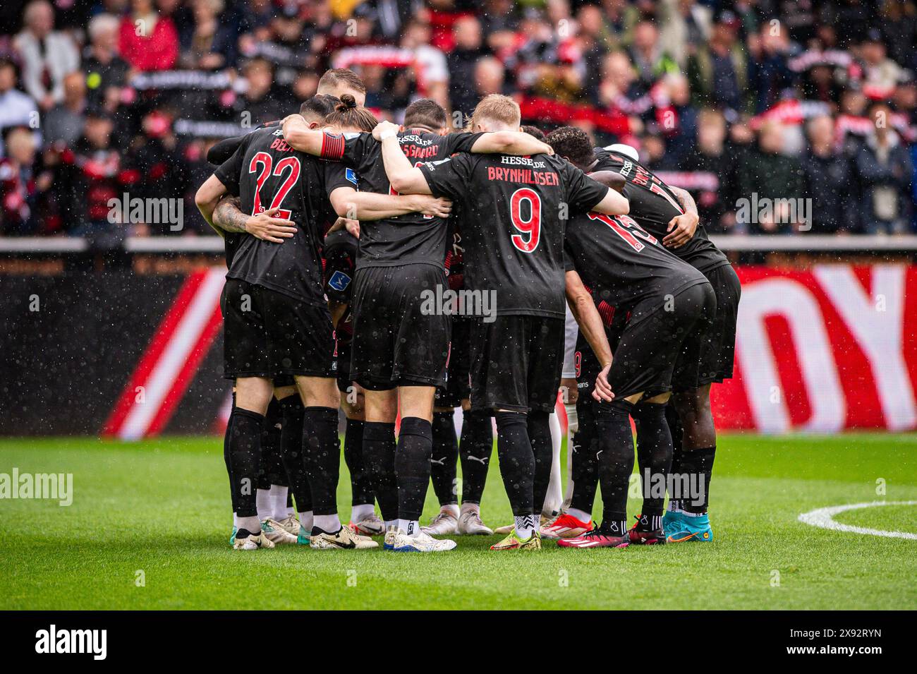 Herning, Dänemark. Mai 2024. Die Spieler des FC Midtjylland treffen sich in einem Zusammenstoß während des 3F Superliga-Spiels zwischen dem FC Midtjylland und Silkeborg IF in der MCH Arena in Herning. (Foto: Gonzales Foto - Morten Kjaer). Stockfoto