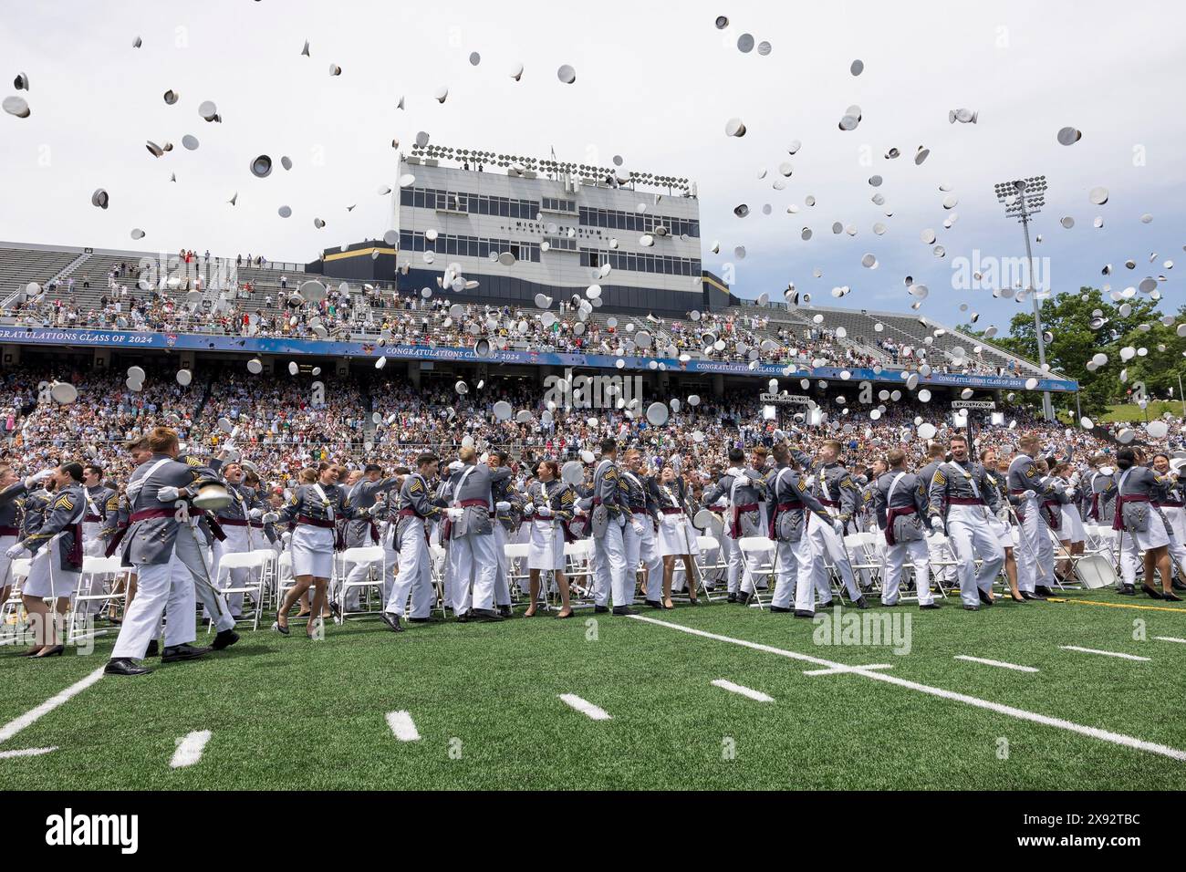 West Point, Usa. Mai 2024. Kadetten der United States Military Academy feiern mit ihren Hüten nach der Abschlussfeier und der Inbetriebnahme im Michie Stadium am 25. Mai 2024 in West Point, New York. Kredit: Kyle Osterhoudt/USA Army/Alamy Live News Stockfoto