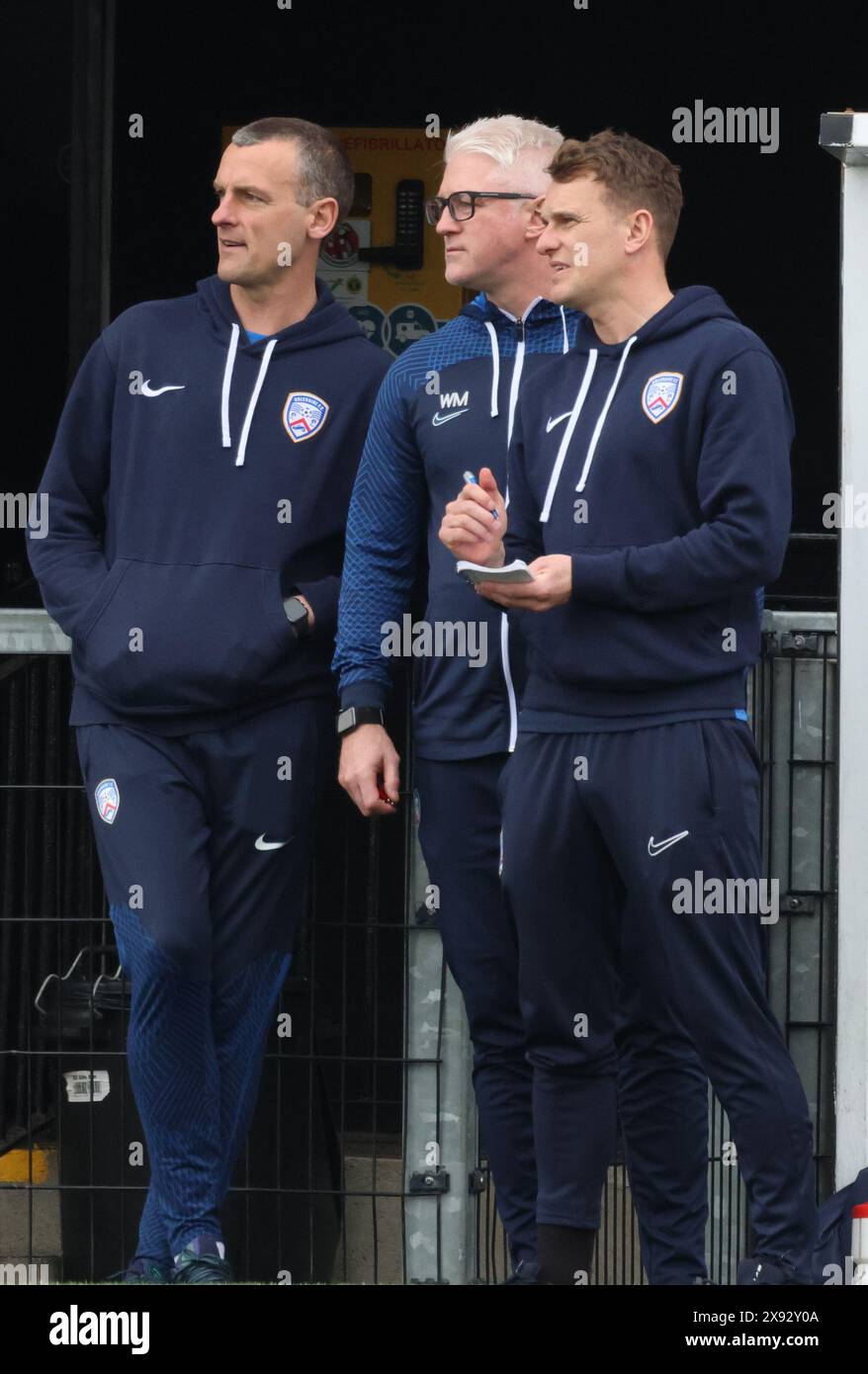 Seaview Stadium, Belfast, Nordirland, Großbritannien. Mai 2024. NIFL European Final Play-off - Crusaders gegen Coleraine, Coleraine Management Team (l-r) - Coleraine Manager Oran Kearney, Assistant Manager Winkie Murphy und Coach Dean Shiels. Stockfoto