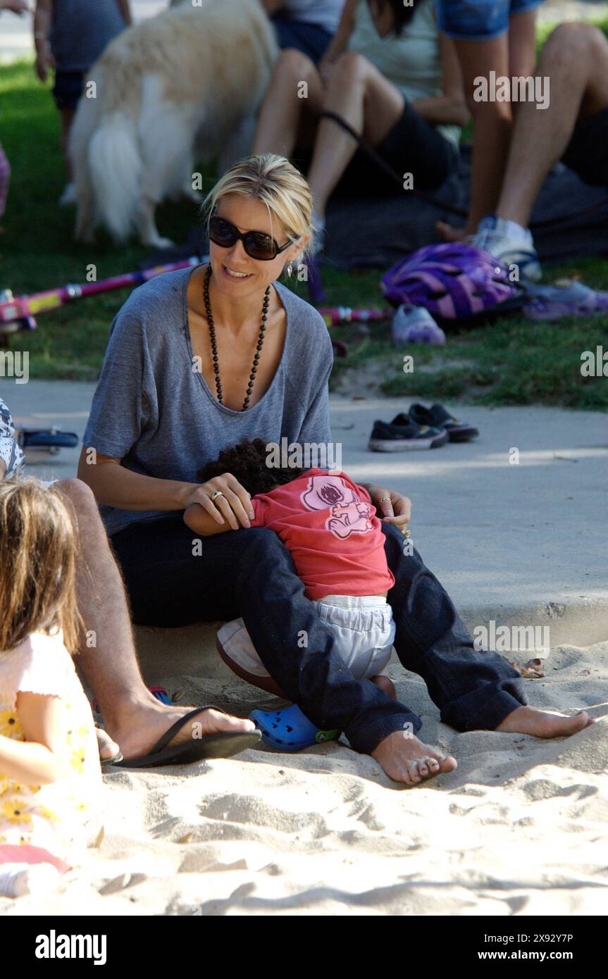 Heidi Klum und Seal teilen sich einen herzlichen Moment im Park und genießen eine schöne Zeit mit ihren Kindern in einer verspielten und ruhigen Umgebung. September 2008 Stockfoto