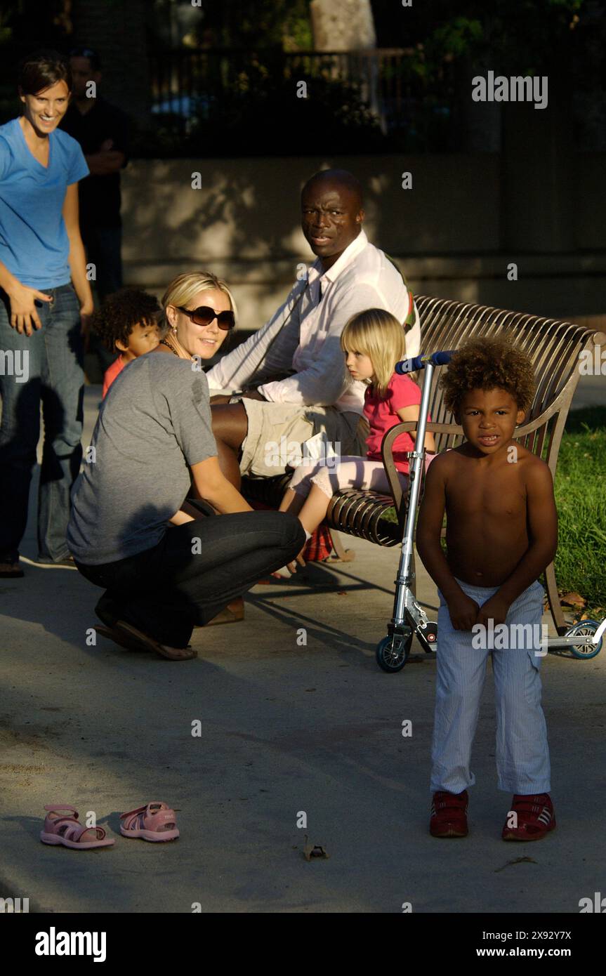 Heidi Klum und Seal teilen sich einen herzlichen Moment im Park und genießen eine schöne Zeit mit ihren Kindern in einer verspielten und ruhigen Umgebung. September 2008 Stockfoto