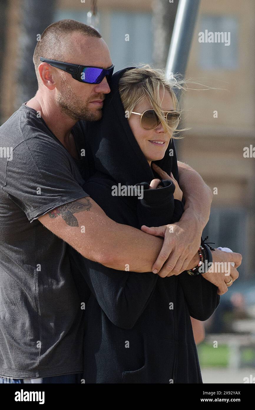 Glück und Liebe für Heidi Klum und Martin Kristen am Strand von Santa Monica, Kalifornien. Stockfoto