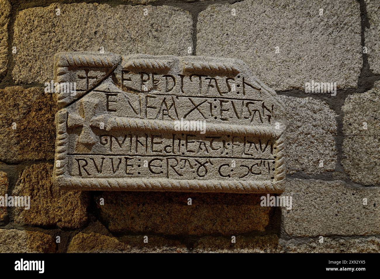 Kopie eines Steins mit der ersten Inschrift in San Pedro de Rocas Eremitage, Esgos, Ourense, Spanien Stockfoto